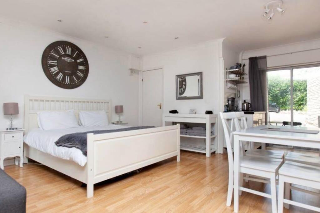 Self-Contained Apartment Corsham Extérieur photo